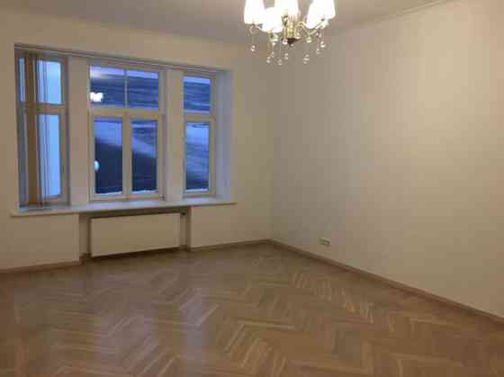 An offer for lovers of classic values - a spacious apartment in a renovated historic house in the ce Рига