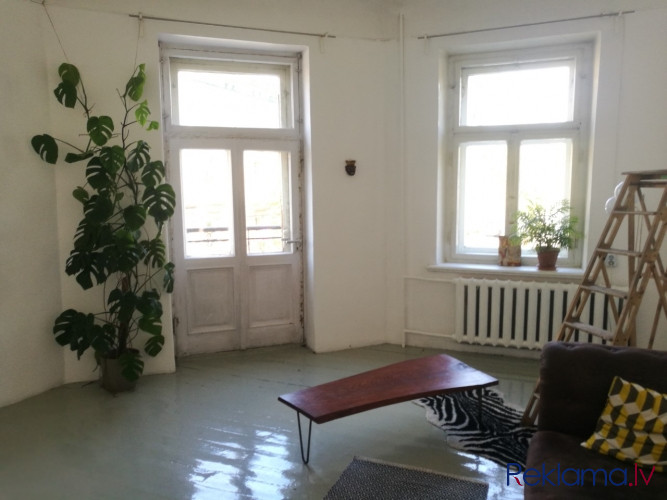 Izīrē nemēbelētu 3-istabu dzīvokli ar balkonu Rīgā.  Dzīvoklis sastāv no divām izolētām Rīga - foto 2