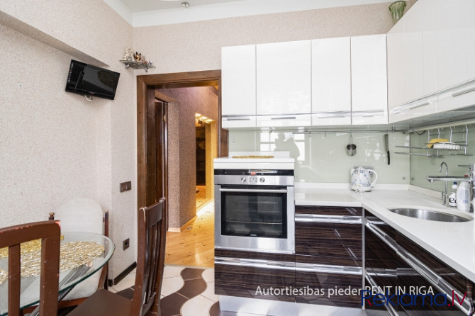 Izīrē moderni mēbelētu dzīvokli Āgenskalnā  Dzīvoklis sastāv no koridora, divām Rīga - foto 1