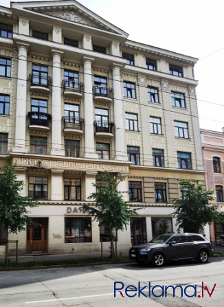 Tiek pārdotas lieliskas komerctelpas Rīgas centrā, vēsturiskas ēkas pirmajā stāvā. 6 stāvu Rīga - foto 1