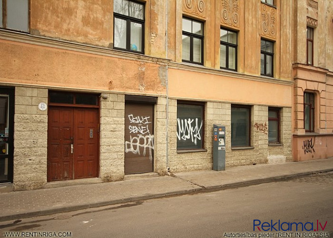 Veikala telpas Dzirnavu un P.Brieža ielu krustojumā.   Fasādes māja, trīs skatlogi + ieejas Rīga - foto 8