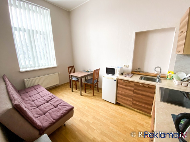 Pārdod gaišu studio tipa dzīvokli pašā Rīgas centrā.  Dzīvoklim ir ērts plānojums ar Rīga - foto 2