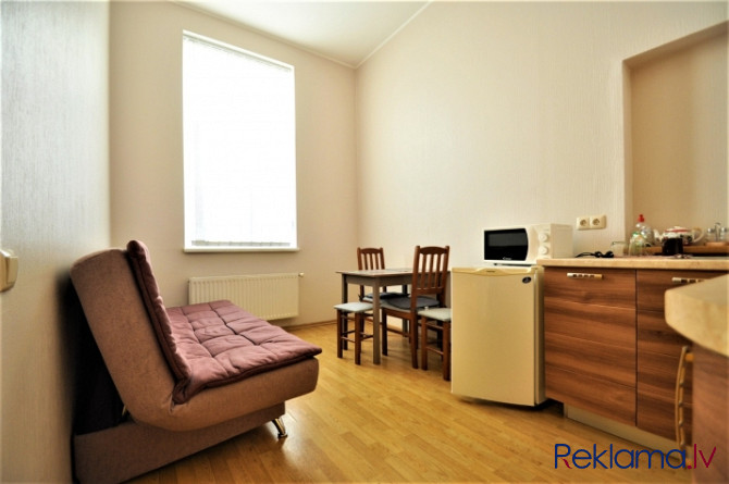 Pārdod gaišu studio tipa dzīvokli pašā Rīgas centrā.  Dzīvoklim ir ērts plānojums ar Rīga - foto 3