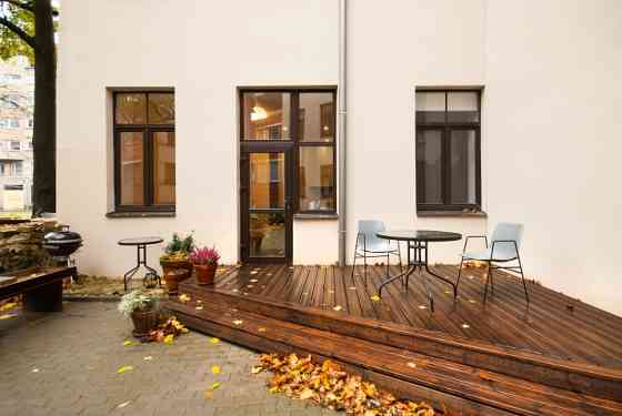 Piedāvājumā dizainiski pievilcīgs dzīvoklis 2018. gadā kapitāli renovēta nama 1. stāvā. Īpašuma kopē Rīga