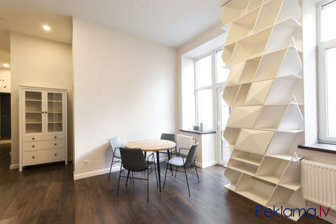 Piedāvājumā dizainiski pievilcīgs dzīvoklis 2018. gadā kapitāli renovēta nama 1. stāvā. Rīga - foto 3