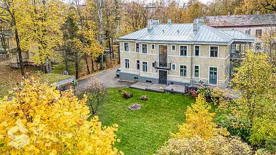 Burvīga un plaša 6-istabu dvīņu māja 100 m no Daugavas. Elitārs ciemats. Pieeja Daugavai. Īpašumam i Кекавская вол.
