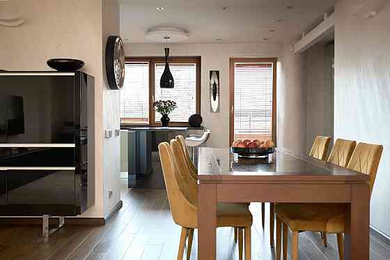 Iegādei pieejams elegants un mūsdienīgi klasiskā dizainā iekārtots četru istabu dzīvoklis projektā M Рига