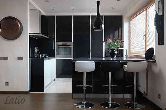 Iegādei pieejams elegants un mūsdienīgi klasiskā dizainā iekārtots četru istabu dzīvoklis projektā M Rīga