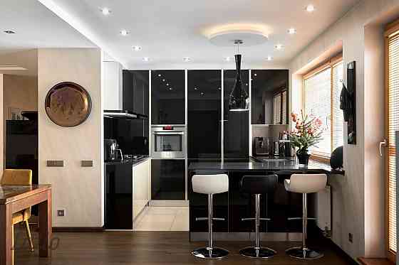 Iegādei pieejams elegants un mūsdienīgi klasiskā dizainā iekārtots četru istabu dzīvoklis projektā M Рига