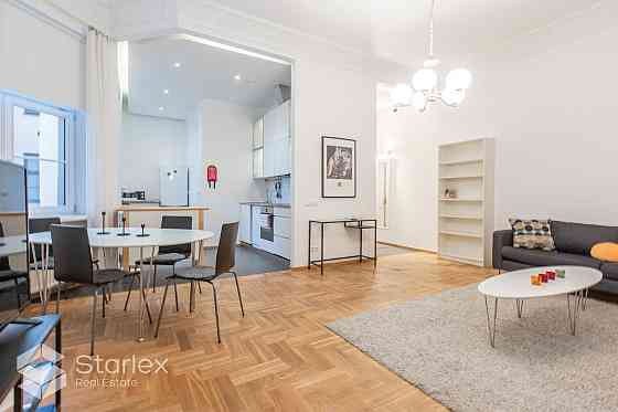Изысканная и эксклюзивная пятикомнатная квартира в тихом центре Риги ждет своих Рига