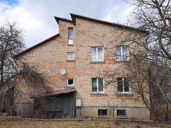 Rēzeknes pilsētas klusajā privātmāju rajonā,  J.Tiņanova ielā, pārdod pamatīgi būvētu  2 stāvu māju, Rēzekne un Rēzeknes novads