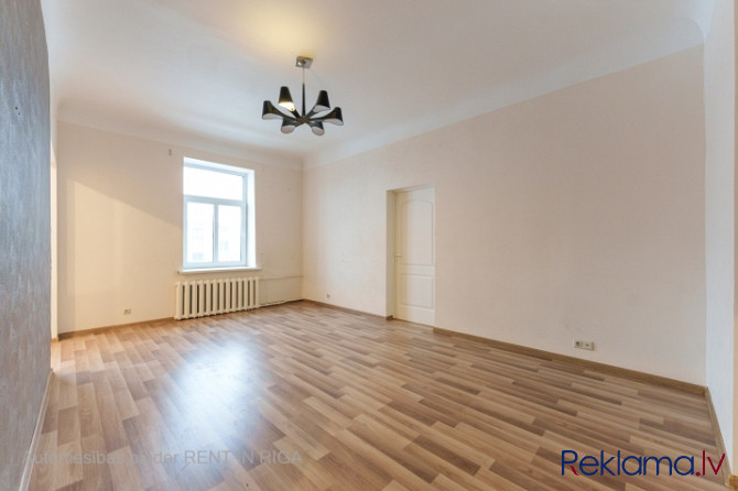 Tiek izīrēts nemēbelēts dzīvoklis centrā, dzīvoklis sastāv no 2 istabām, viena ir Rīga - foto 2