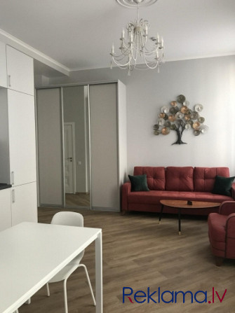 Ilgtermiņa īrei tiek piedāvāts jauns, kvalitatīvi izremontēts 2 istabu dzīvoklis renovētā Rīga - foto 1