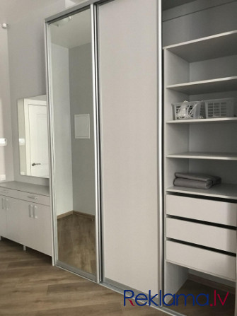 Ilgtermiņa īrei tiek piedāvāts jauns, kvalitatīvi izremontēts 2 istabu dzīvoklis renovētā Rīga - foto 3