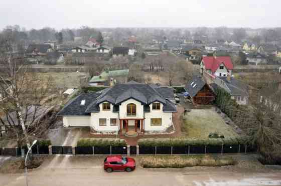 Просторный семейный дом у моря!  Имущество состоит из жилого дома (290 м), банного Jūrmala