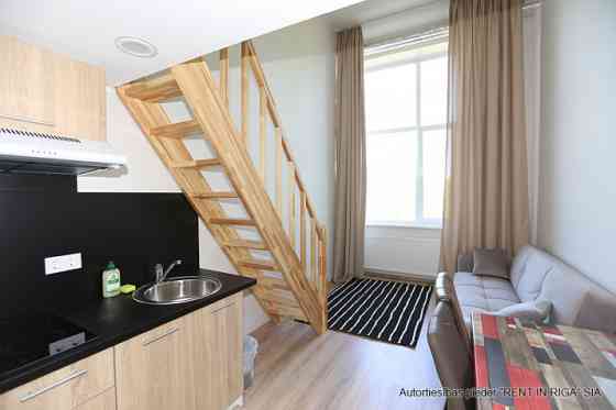 Сдаётся  мебелированная квартира-студия на 2 уровнях.  B квартире и во всём здании Rīga