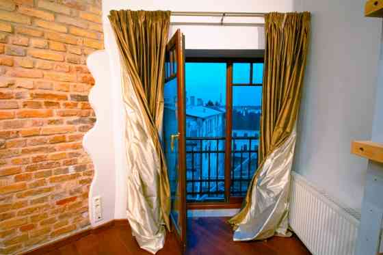 Сдаётся эксклюзивная 2-х этажная квартира с настоящим очарованием Старой Риги. Рига