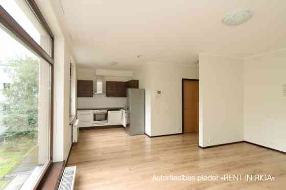 1 istabas dzīvoklis ar lielu terasi jaunajā projektā Mierā ielā 61.  Dzīvoklis atrodas labi uzturētā Rīga