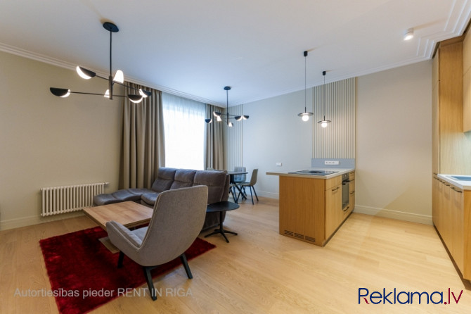 Klusajā centrā tiek izīrēts 2-istabu dzīvoklis ar izsmalcinātu interjera dizainu, aprīkots Rīga - foto 2