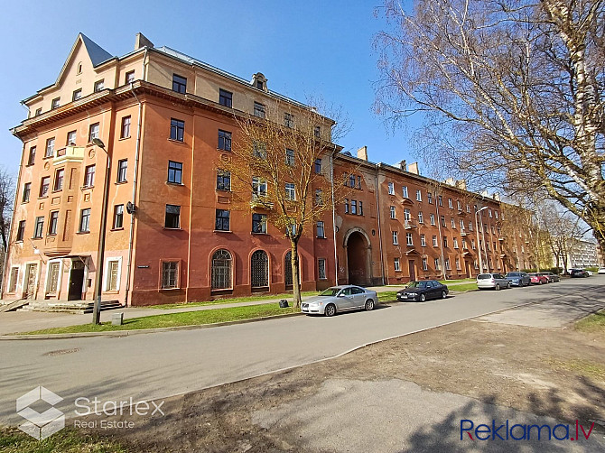 Pārdodu mājīgu, plašu, saulainu 60,10m2 divistabu dzīvokli Staļina laika mājā ar 3,5m Rīga - foto 1