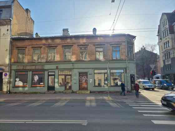 Превосходный пример деревянной архитектуры в центре Риги.  Площадь земельного Rīga