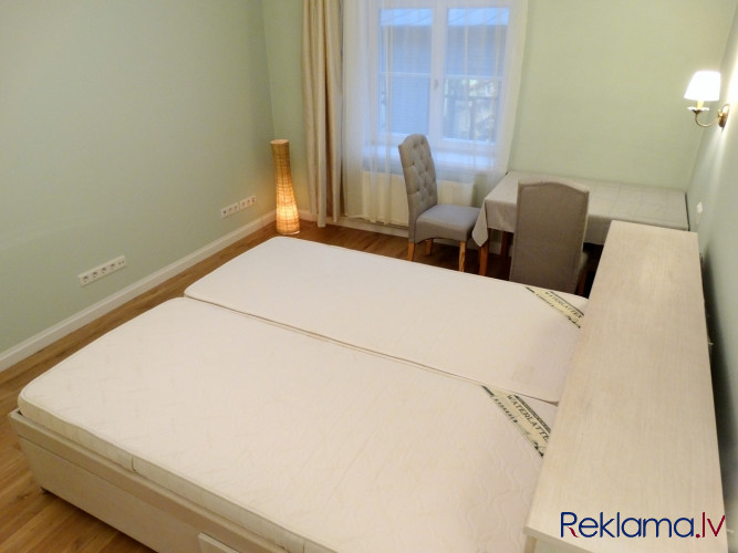 Tiek izīrēts 3 istabu mēbelēts dzīvoklis Rīgas centrā. Dzīvoklis ir plašs un kluss ar Rīga - foto 2
