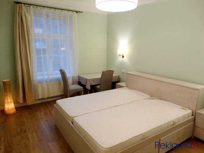 Tiek izīrēts 3 istabu mēbelēts dzīvoklis Rīgas centrā. Dzīvoklis ir plašs un kluss ar Rīga - foto 3