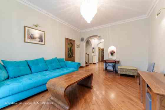 В аренду предлагается элегантная 5-комнатная квартира в реновированном доме. Rīga