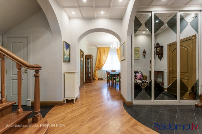 Uz īri tiek piedāvāts elegants 5 istabu dzīvoklis renovētā mājā.  Dzīvoklis kapitāli Rīga - foto 4