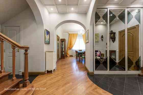 Продается элегантная двухэтажная 6-комнатная квартира. В доме выполнен ремонт в Rīga