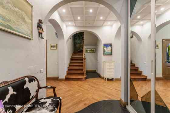 Продается элегантная двухэтажная 6-комнатная квартира. В доме выполнен ремонт в Rīga