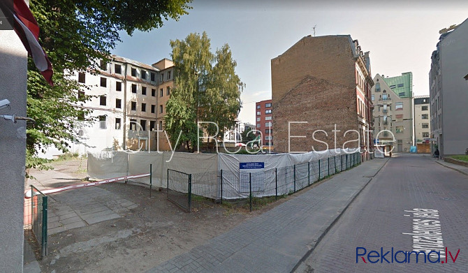 Pagalma ēka, ieeja no pagalma, augstie griesti, gāzes apkure, krāsotas sienas, mainīta Rīga - foto 1