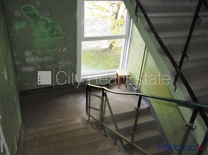Fasādes māja, labiekārtota apzaļumota teritorija, iežogota teritorija, ieeja no pagalma, logi Rīga - foto 17