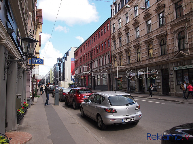 Fasādes māja, renovēta māja, ieeja no ielas, kāpņu telpa pēc kapitālā remonta, logi Rīga - foto 9