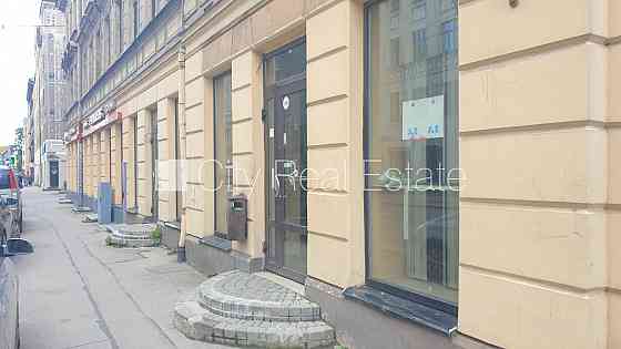 Фасадный дом, закрытый двор, место для машины, вход с улицы и со двора, окна Rīga