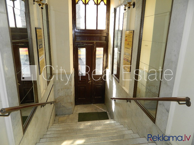 Fasādes māja, ieeja no ielas, ir lifts, kāpņu telpa pēc kosmētiskā remonta, logi vērsti uz Rīga - foto 5