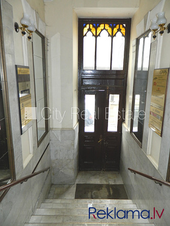Fasādes māja, objektu apsargā fiziskā apsardze, ieeja no ielas, ir lifts, kāpņu telpa pēc Rīga - foto 9