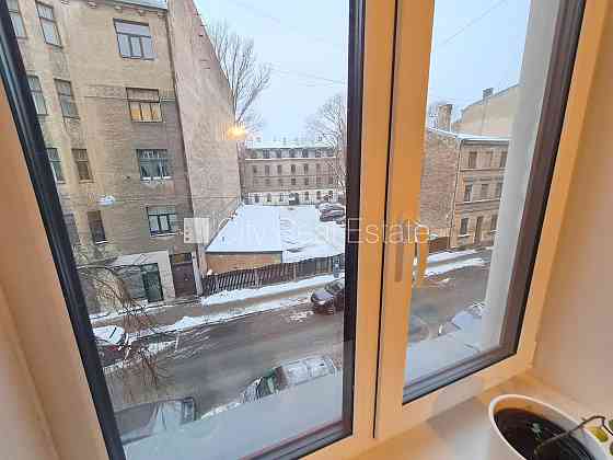 Фасадный дом, закрытый двор, вход с улицы, окна выходят на улицу, изолированные Rīga