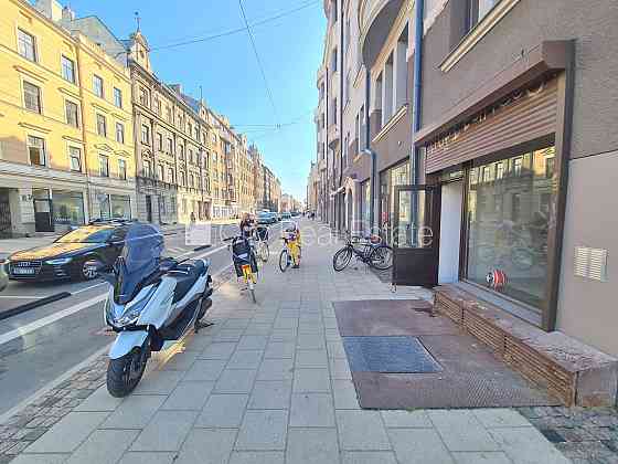 Фасадный дом, вход с улицы, окна выходят на улицу, двухэтажный, газовое отопление, Rīga
