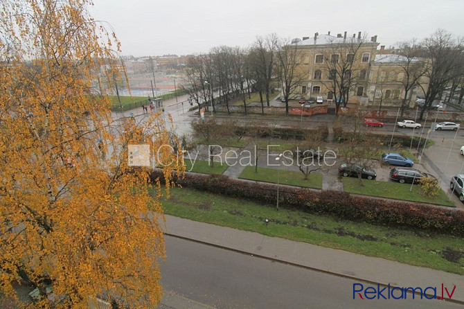 Pagalma māja, renovēta māja, ieeja no ielas, kāpņu telpa pēc kapitālā remonta, logi vērsti Rīga - foto 11