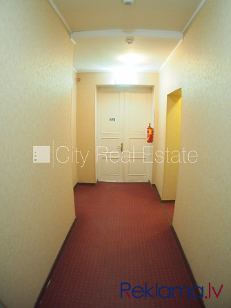 Fasādes māja, ieeja no ielas, ir lifts, kāpņu telpa pēc kosmētiskā remonta, logi vērsti uz Rīga - foto 9