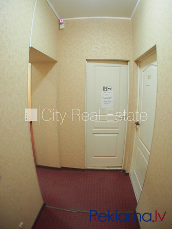 Fasādes māja, ieeja no ielas, ir lifts, kāpņu telpa pēc kosmētiskā remonta, logi vērsti uz Rīga - foto 8