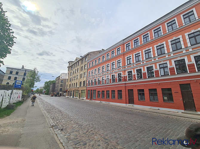 Fasādes māja, renovēta māja, ieeja no ielas, kāpņu telpa pēc kapitālā remonta, logi Rīga - foto 19