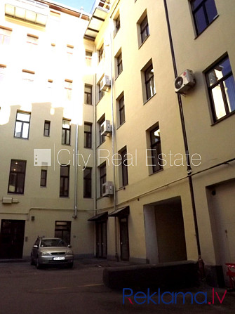 Фасадный дом, вход с улицы, лифт, балкон, студио, кухня объединена с комнатой, Рига - изображение 11