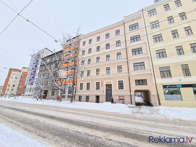 Fasādes māja, renovēta māja, vieta automašīnai, ieeja no pagalma, mansards, kāpņu telpa Rīga - foto 18