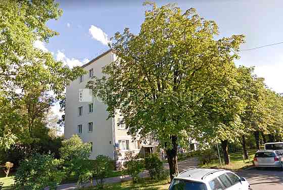 Земля в собственности, фасадный дом, межэтажные железобетонные перекрытия, Rīga
