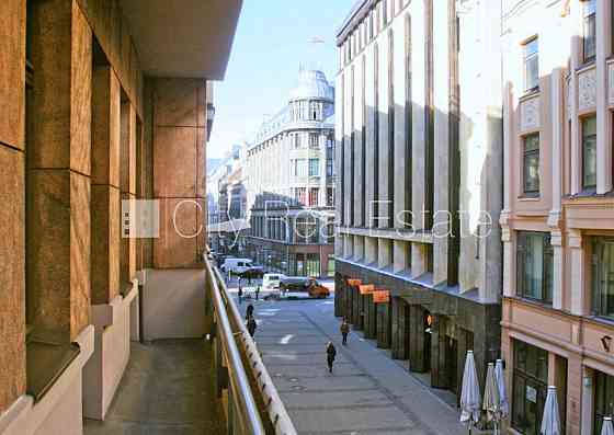 Фасадный дом, вход с улицы, лифт, балкон, студио, кухня объединена с комнатой, Rīga