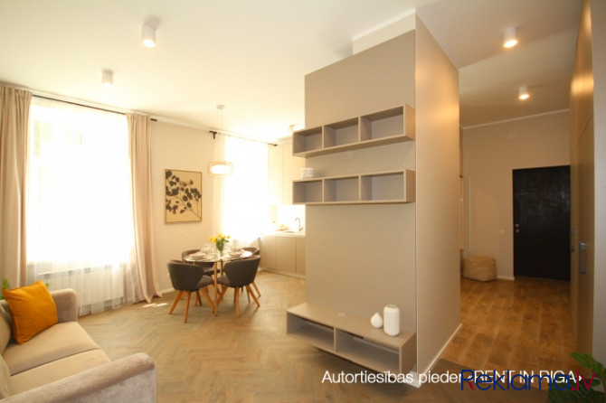 Jauns, tikko izbūvēts un dizainski pievilcīgs trīs istabu dzīvoklis Rīgas klusajā centrā, Rīga - foto 1