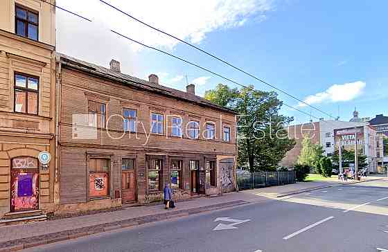 Домовладение, фасадный дом, количество квартир в здании 5 шт., фасад с деревянной Rīga