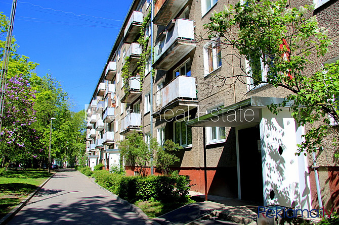 Fasādes māja, labiekārtota apzaļumota teritorija, vieta automašīnai, kāpņu telpa pēc Rīga - foto 18